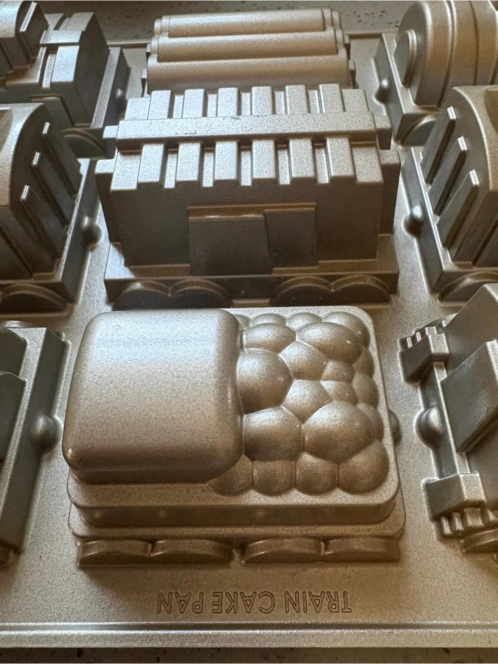Nordic ware train cake pan mold 5 cups cast aluminum